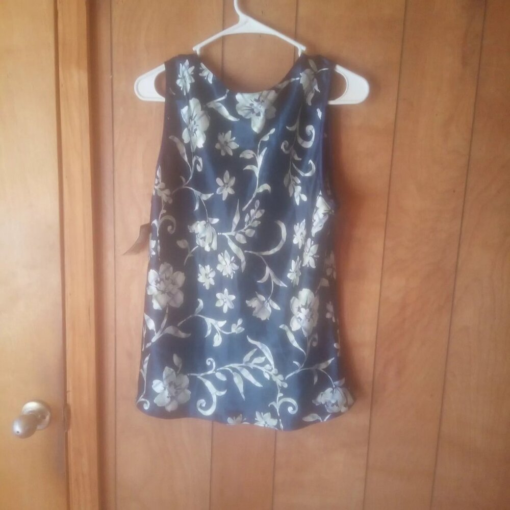 Halston Navy Blue Floral Sleeveless Blouse XL NWT Flowy V-Neck Top - Picture 3 of 3